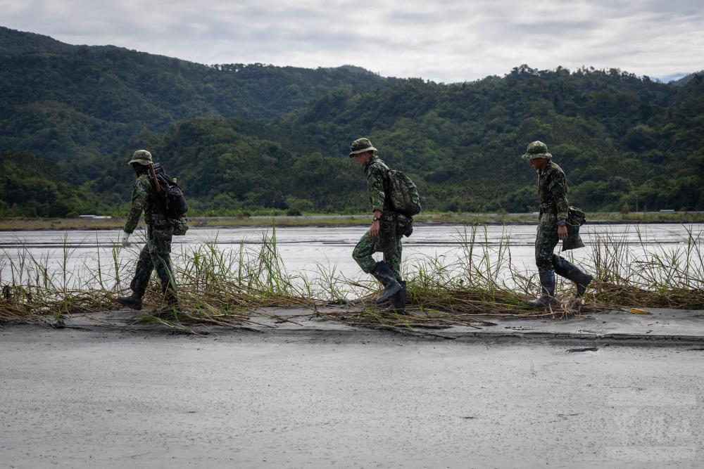 徒步搜尋能以人眼觀察、嗅覺判斷現場氣味。（軍聞社記者蔡枋澐攝）