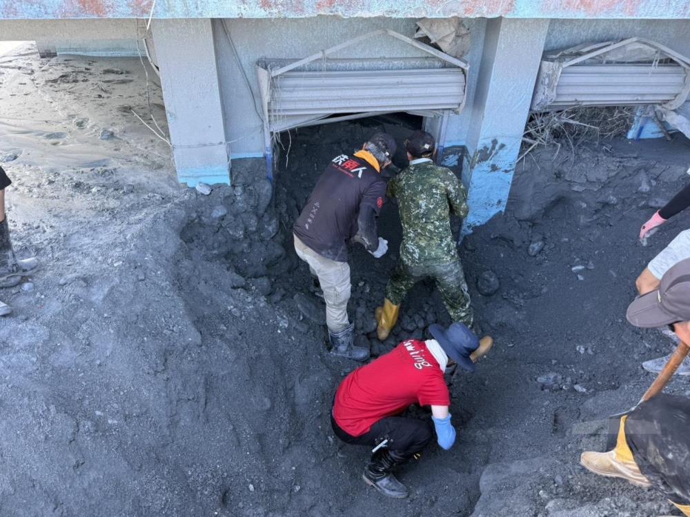 蘭指部協助當地居民清理家園。（第三作戰區提供）