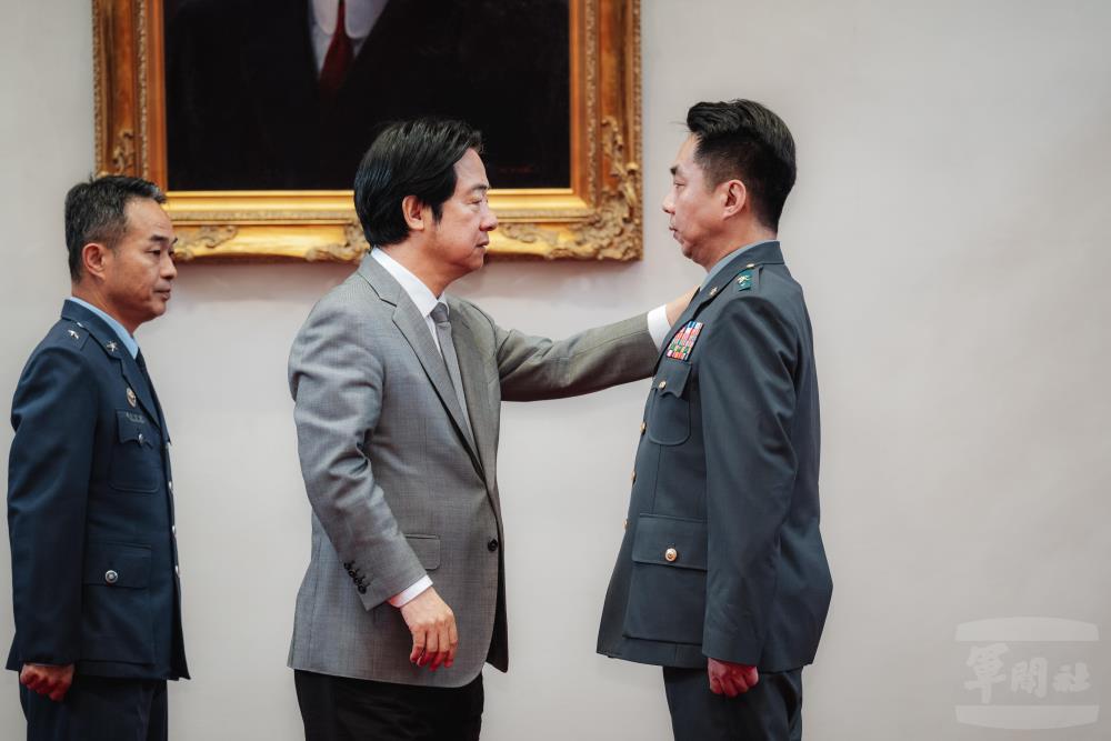 賴總統為許少將授階。（軍聞社記者陳彥樺攝）