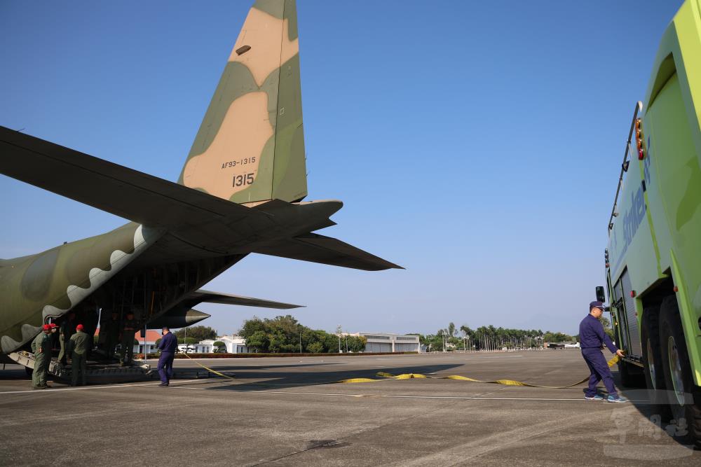 消防車注水作業。（軍聞社記者林澤廷攝）