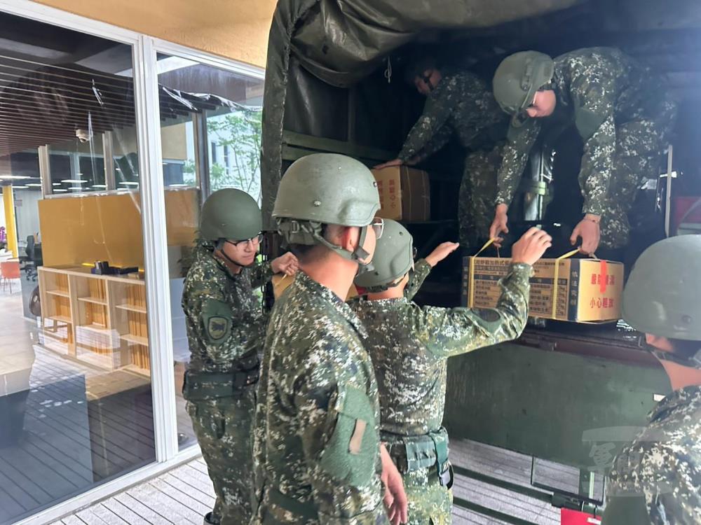 預置兵力協助搬運加熱式餐盒。（第四作戰區提供）