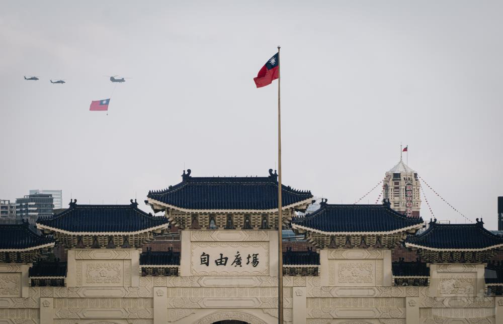 國慶空中兵力國旗機隊進行全兵力預演。（軍聞社記者陳軍均攝）