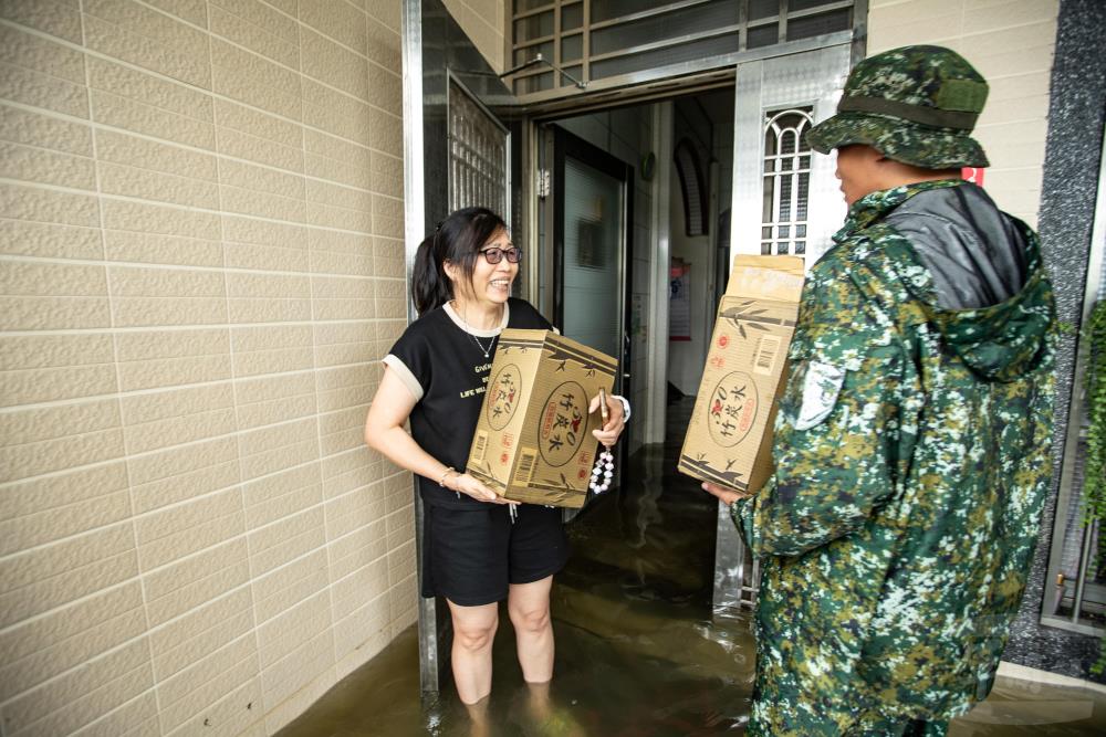 第四作戰區投入救災復原　涉水運補物資助受困民眾
