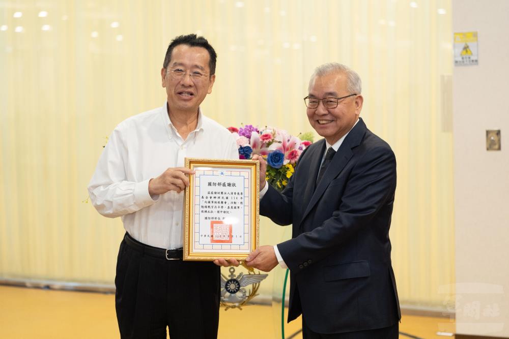 顧部長致贈感謝狀。（軍聞社記者呂尚俞攝）