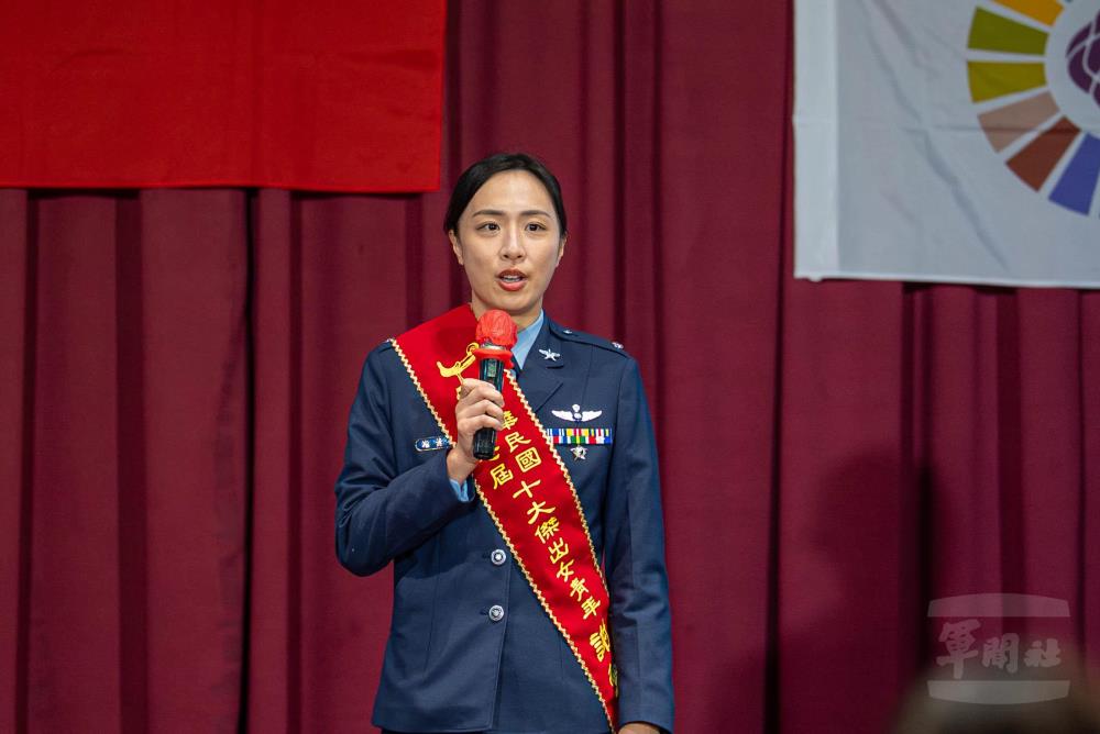 謝少校致詞感謝評審的肯定與家人的支持。（軍聞社記者尤昱翔攝）