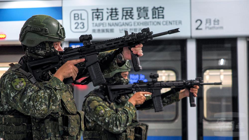 官兵對敵來襲方向實施警戒。（軍聞社記者陳軍均攝）