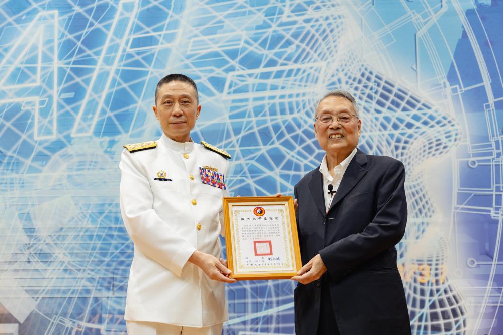 宏碁集團創辦人施振榮進行專題演講後，劉校長致贈感謝狀。（軍聞社記者李恬恬攝）