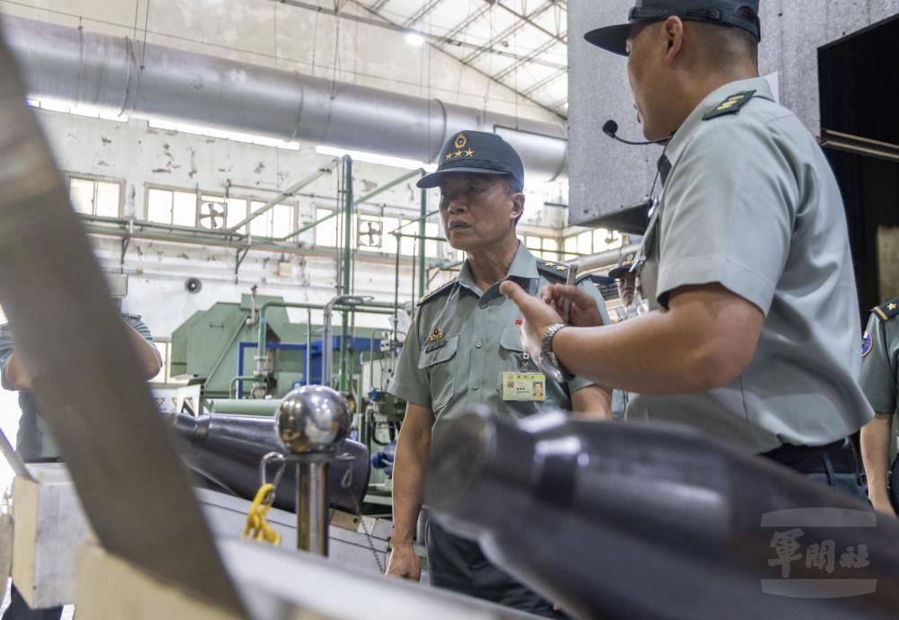 鍾副部長瞭解砲彈製程。（軍聞社記者吳柏融攝）