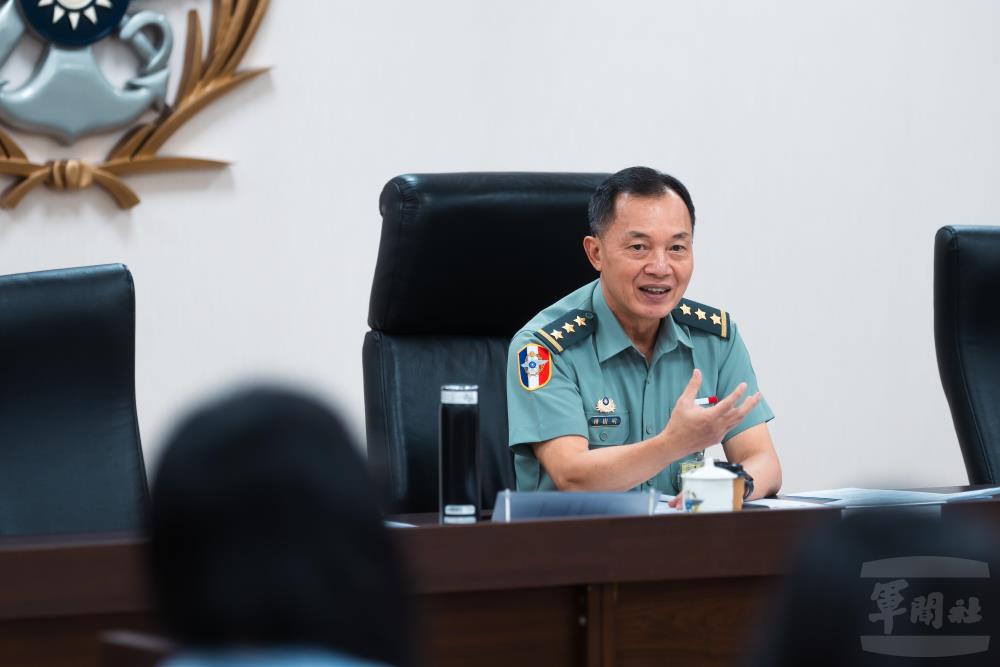 鍾副部長與青諮委員互動討論各項國防議題。（軍聞社記者文仁攝）