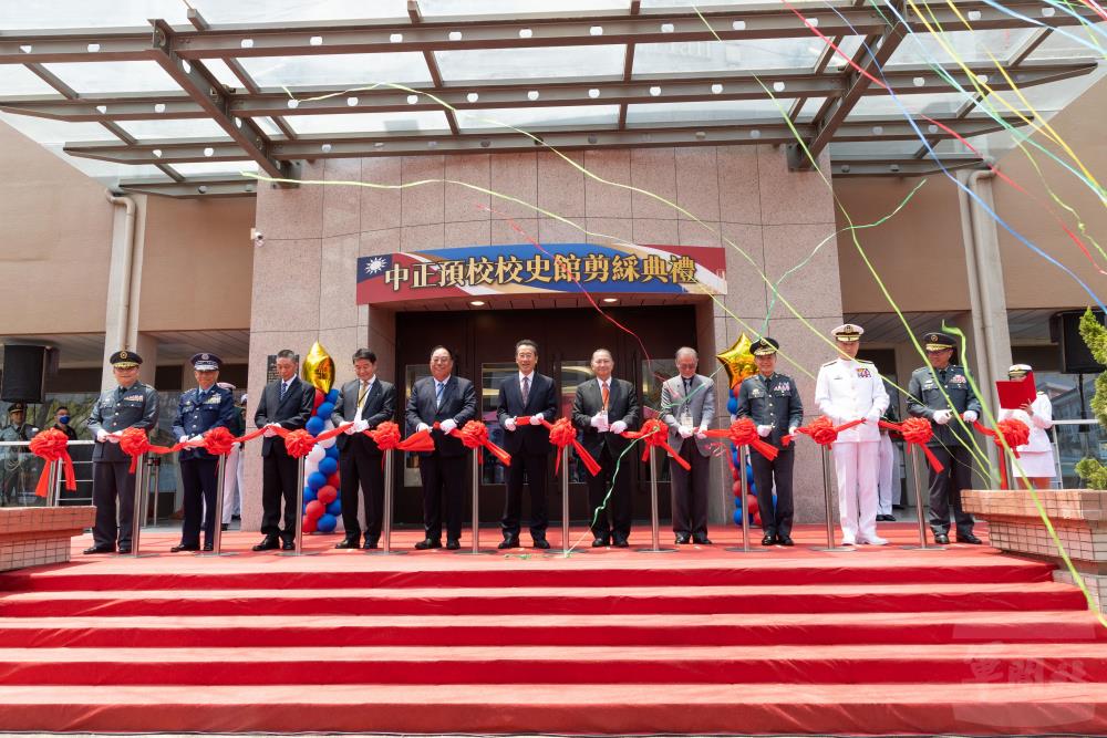 顧部長與貴賓一起為校史館剪綵。（軍聞社記者吳柏融攝）