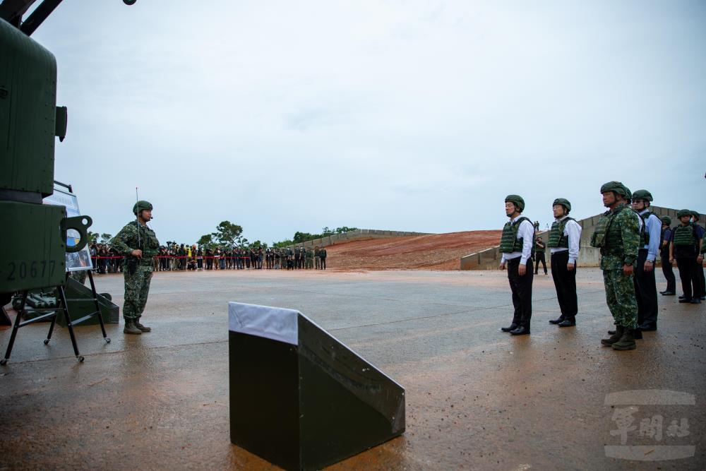 賴總統聽取幹部介紹M1A2T新式戰車等武器裝備性能。（軍聞社記者王進福攝）