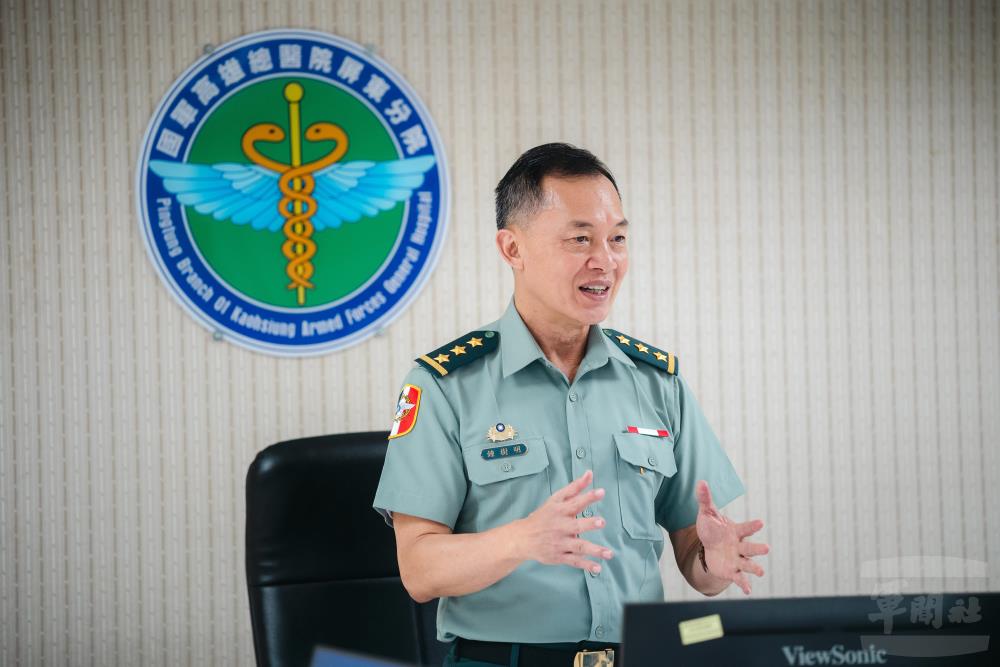鍾副部長對屏東分院經營的用心表達肯定。（軍聞社記者林庭暉攝）