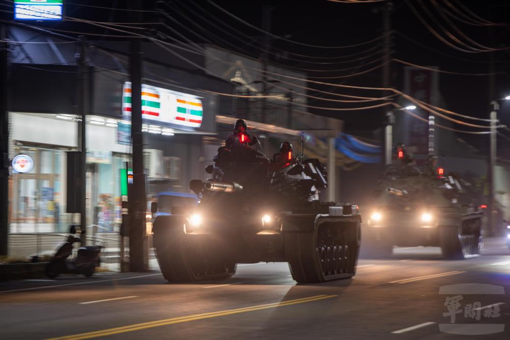 M60A3戰車於夜間快速機動。（軍聞社記者吳柏融攝）