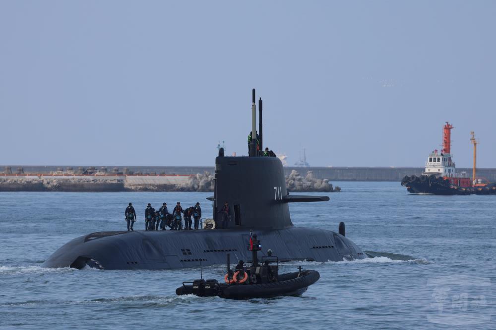 國造潛艦原型艦「海鯤軍艦」（SS-711）23日再次執行海測。（軍聞社記者林澤廷攝）