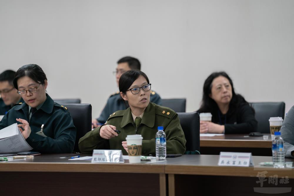 國防大學政戰學院熊師瑤副教授進行專題報告。（軍聞社記者李恬恬攝）