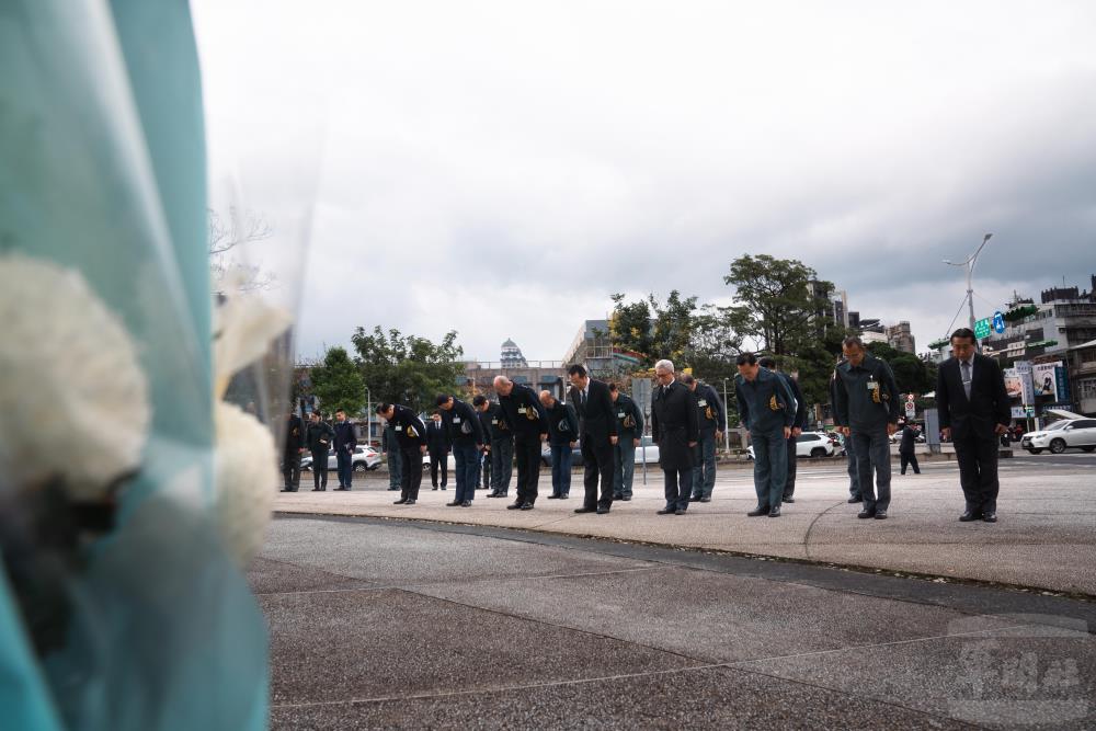 顧部長率全體同仁向8位殉職將士鞠躬致意。（軍聞社記者文仁攝）