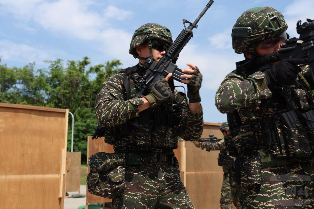 「城鎮作戰」演練中，官兵迅速更換彈匣。（軍聞社記者林澤廷攝）