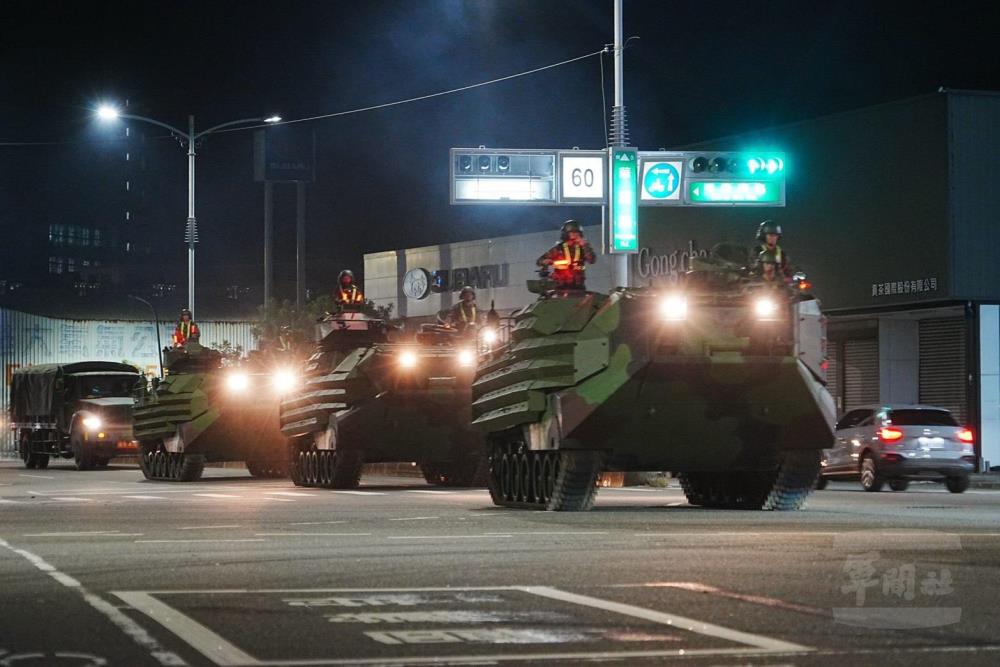 海軍陸戰隊夜間機動。（海軍提供）