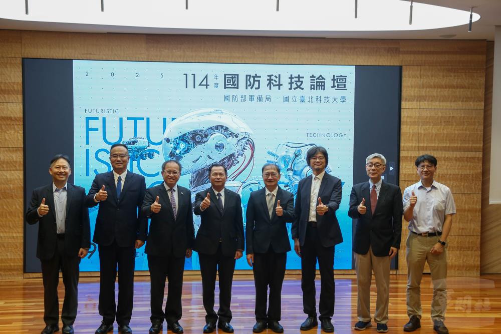 黃常次與貴賓們合影。（軍聞社記者侯凱議攝）