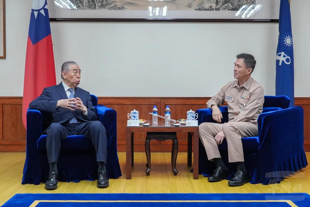李棟樑慰問海軍司令部　感謝官兵守護海疆辛勞