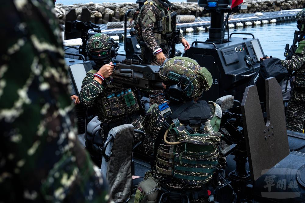 兩棲偵搜大隊官兵將M109艇上裝備及物資迅速轉移。（軍聞社記者尤昱翔攝）
