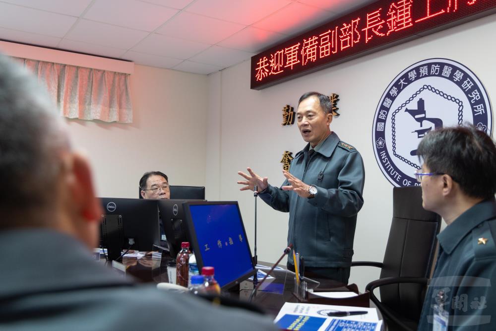 鍾副部長期勉單位持續精進專業能量。（軍聞社記者吳柏融攝）