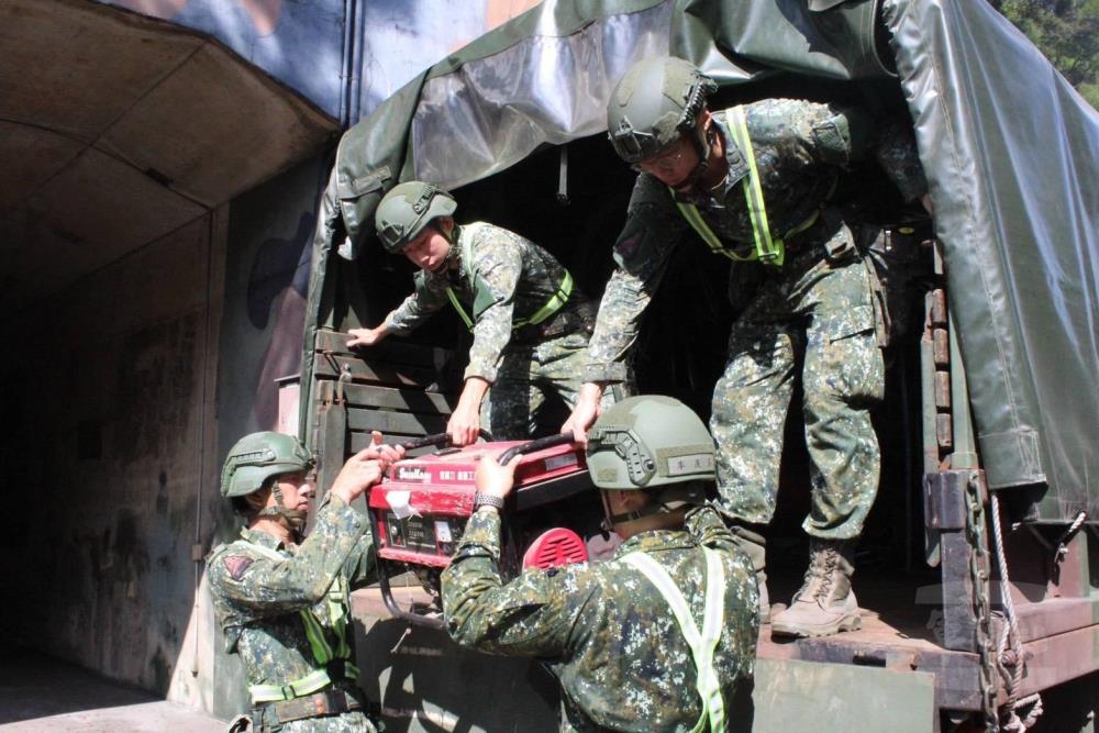 各作戰區官兵周延規劃救災機具應變整備。（陸軍司令部提供）