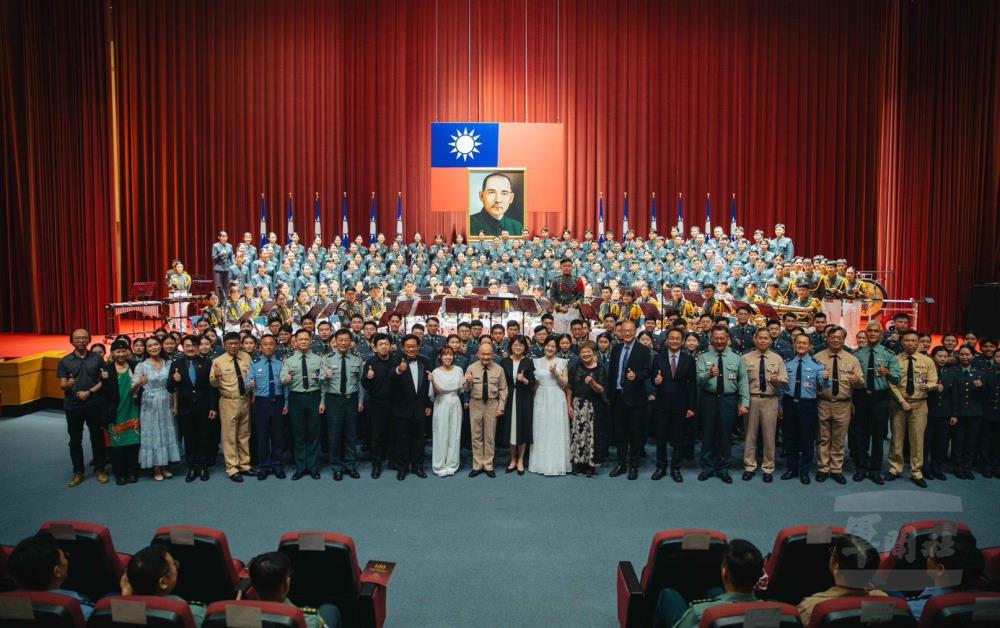 國防大學校長唐上將與參與演出學生合影留念。（軍聞社記者邱奕菖攝）