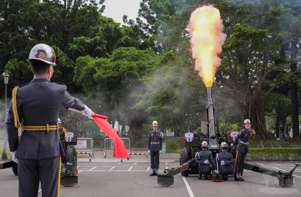 陸軍禮砲連鳴放禮砲。（軍聞社記者侯凱議攝）