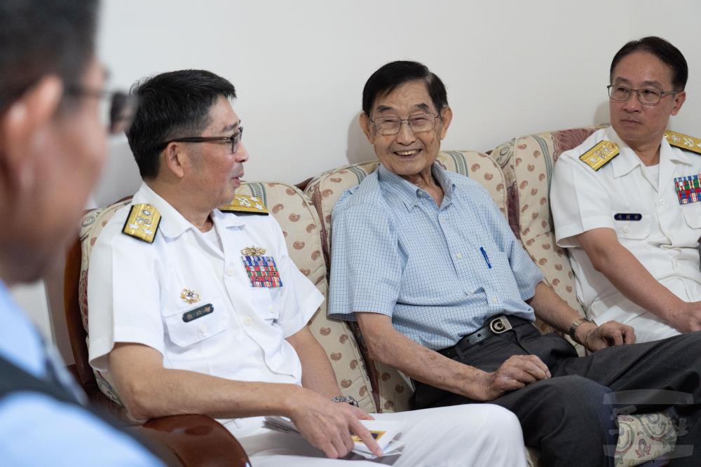 萬先生笑談家常,氣氛融洽。(軍聞社記者呂尚俞攝) 萬先生笑談家常,氣氛融洽。(軍聞社記者呂尚俞攝)