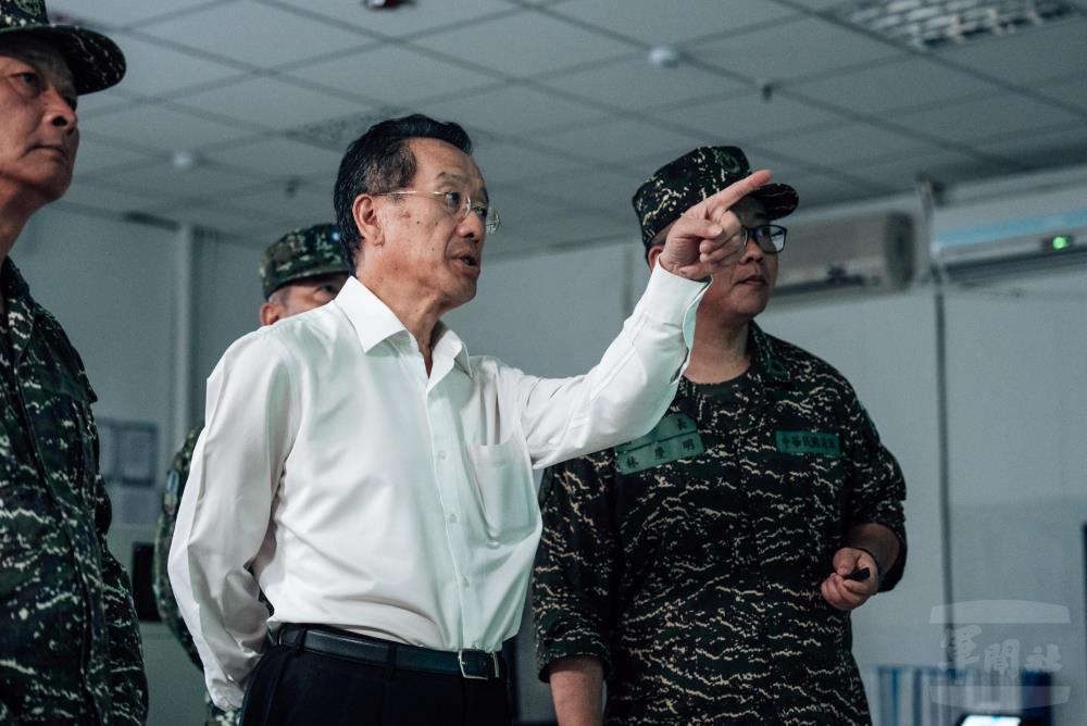 顧部長實地瞭解官兵執勤現況。（軍聞社記者吳冠萱攝）