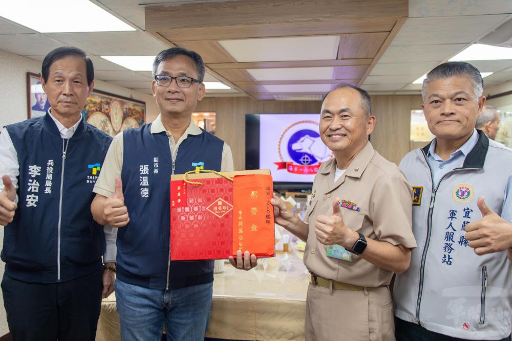 張副市長致贈海軍官兵秋節禮品及慰問金。（軍聞社記者薛皓文攝）