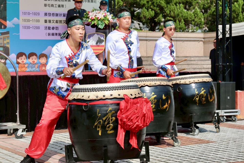 裝甲586旅以氣勢磅礡戰鼓，為活動揭開序幕。（陸軍第十軍團提供）