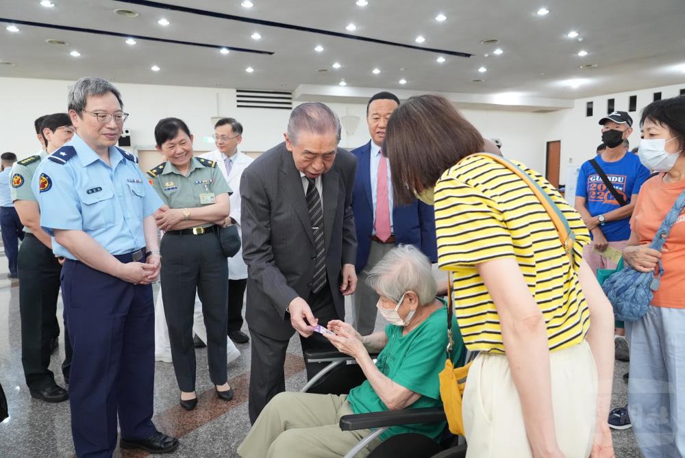 李榮譽理事長關心長者健康狀況。(軍聞社記者呂尚俞攝) 李榮譽理事長關心長者健康狀況。(軍聞社記者呂尚俞攝)