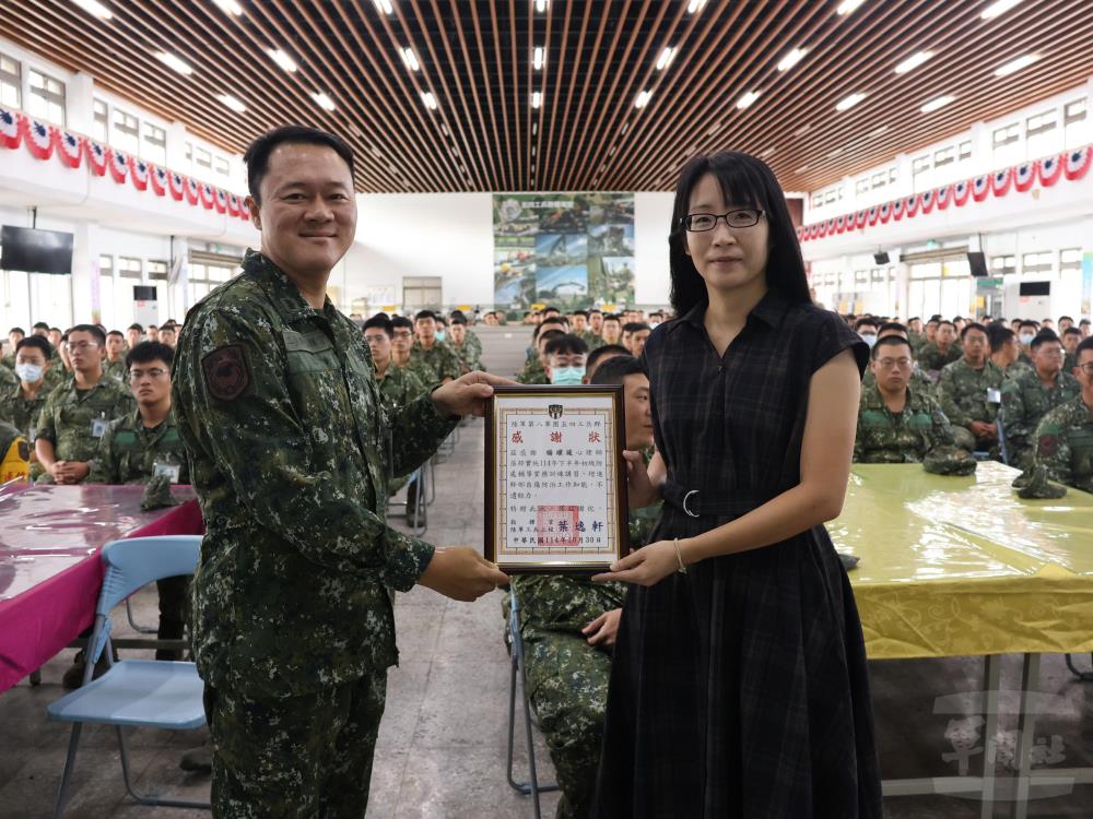54工兵群今日舉行初級防處輔導實務訓練,會後致贈老師感謝狀。(陸軍第八軍團提供) 54工兵群今日舉行初級防處輔導實務訓練,會後致贈老師感謝狀。(陸軍第八軍團提供)