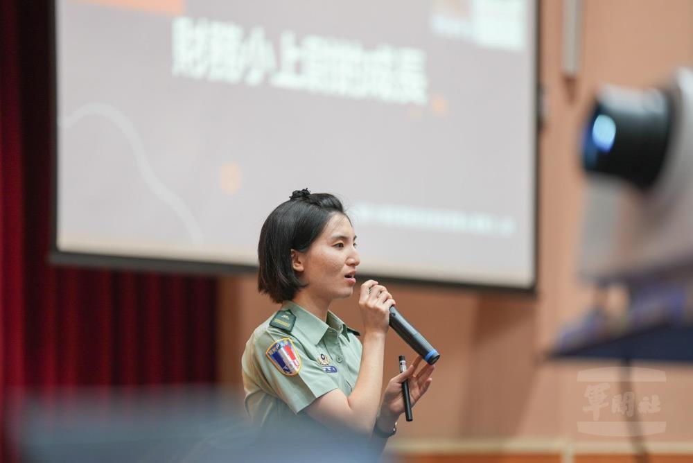 座談會中，管理學院財管系老師鄭雅文上尉分享自身經驗。（軍聞社記者陳軍均攝）