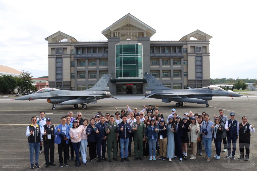 臺北市議會議長戴錫欽8日率領敬軍團，慰問空軍第五戰術混合聯隊。（軍人之友社提供）
