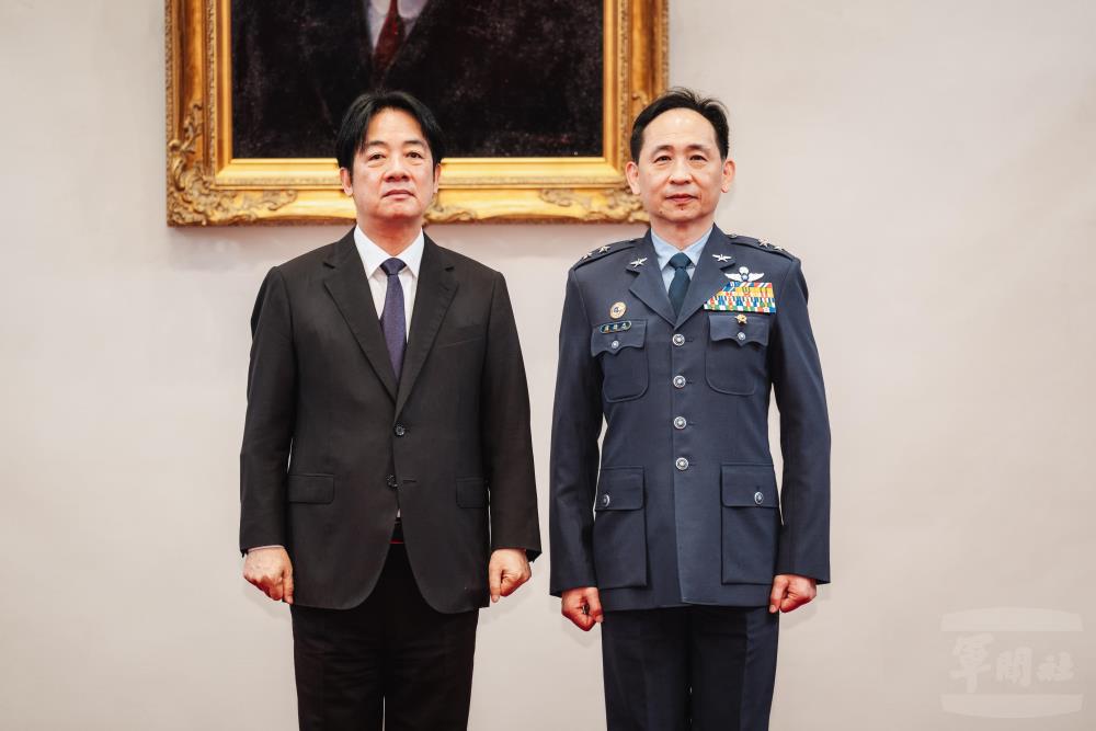 總統與虞德忠中將合影。（軍聞社記者陳彥樺攝）