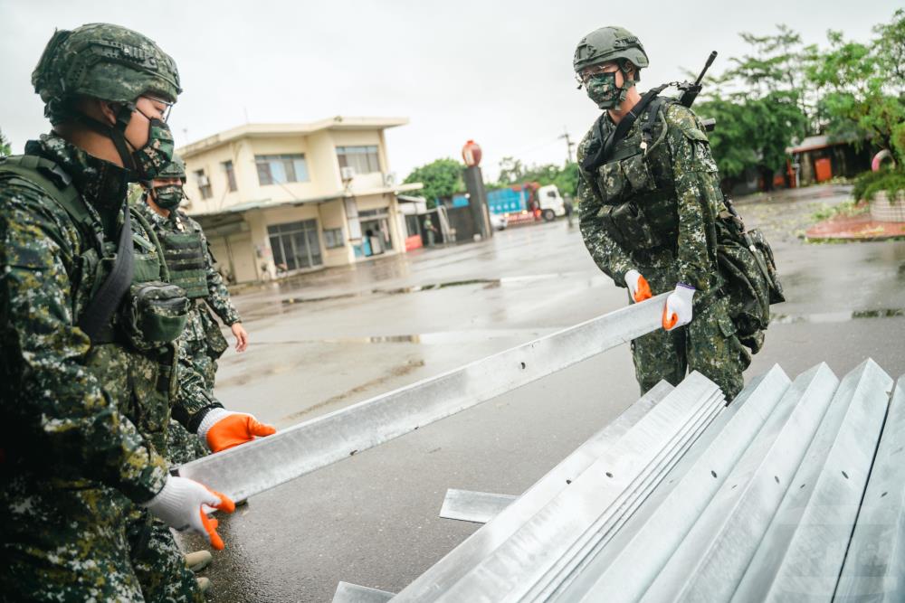 官兵搬運徵用物資並進行分配作業。（軍聞社記者林庭暉攝）