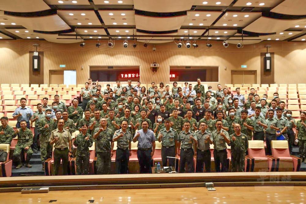 專題講師與國防部勤務大隊官兵合影。(國防部勤務大隊提供) 專題講師與國防部勤務大隊官兵合影。(國防部勤務大隊提供)