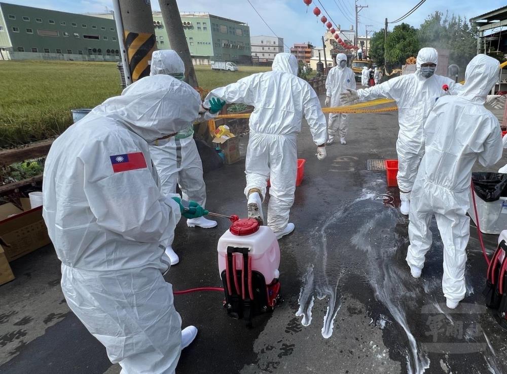 官兵穿脫防護服時確遵標準作業程序。(陸軍第十軍團提供) 官兵穿脫防護服時確遵標準作業程序。(陸軍第十軍團提供)