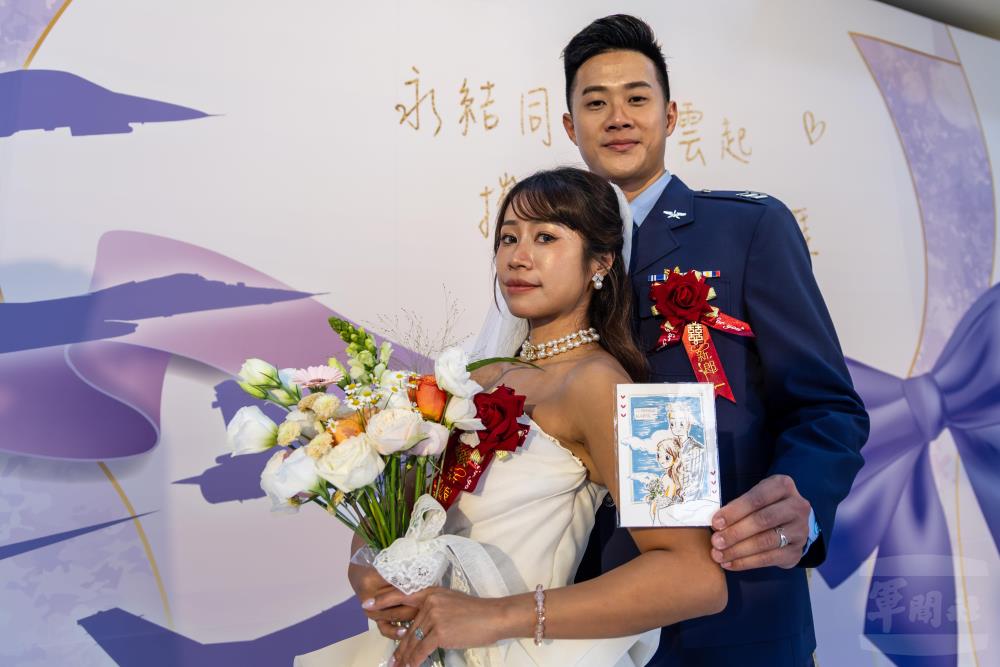 現場人像素描活動，讓新人留下甜蜜時刻。（軍聞社記者蔡枋澐攝）