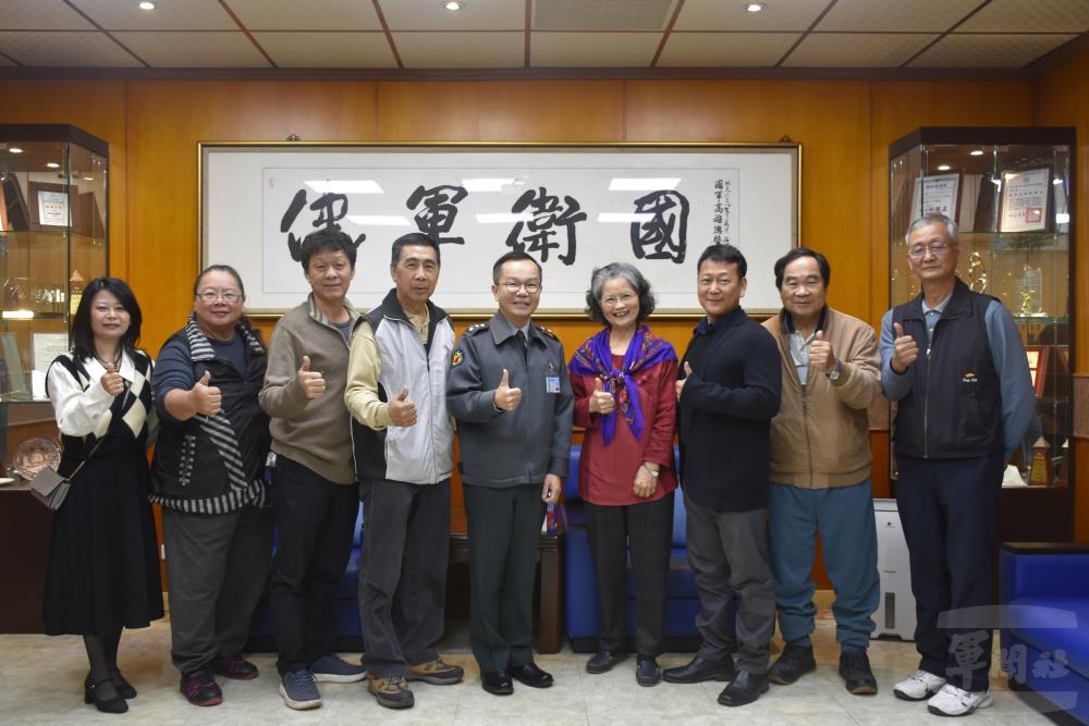 政戰主任梁上校代表王院長，向揮毫老師們表達感謝之意。（國軍高雄總醫院提供）