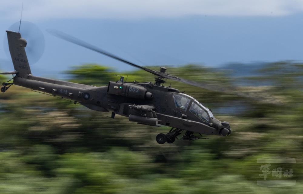 AH-64E阿帕契直升機展示優異性能，讓學生大飽眼福。（軍聞社記者吳柏融攝）