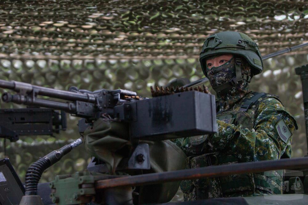 河防部隊運用FN機槍對突入之敵實施射擊。（軍聞社記者王進福攝）