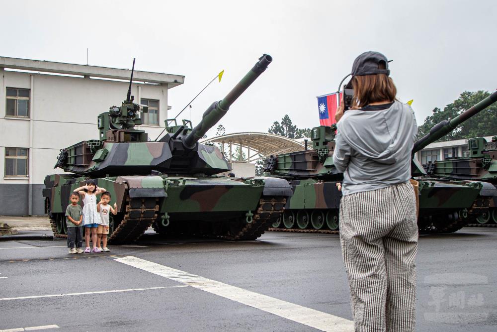 民眾與陳展M1A2T戰車合影留念。（軍聞社記者尤昱翔攝）