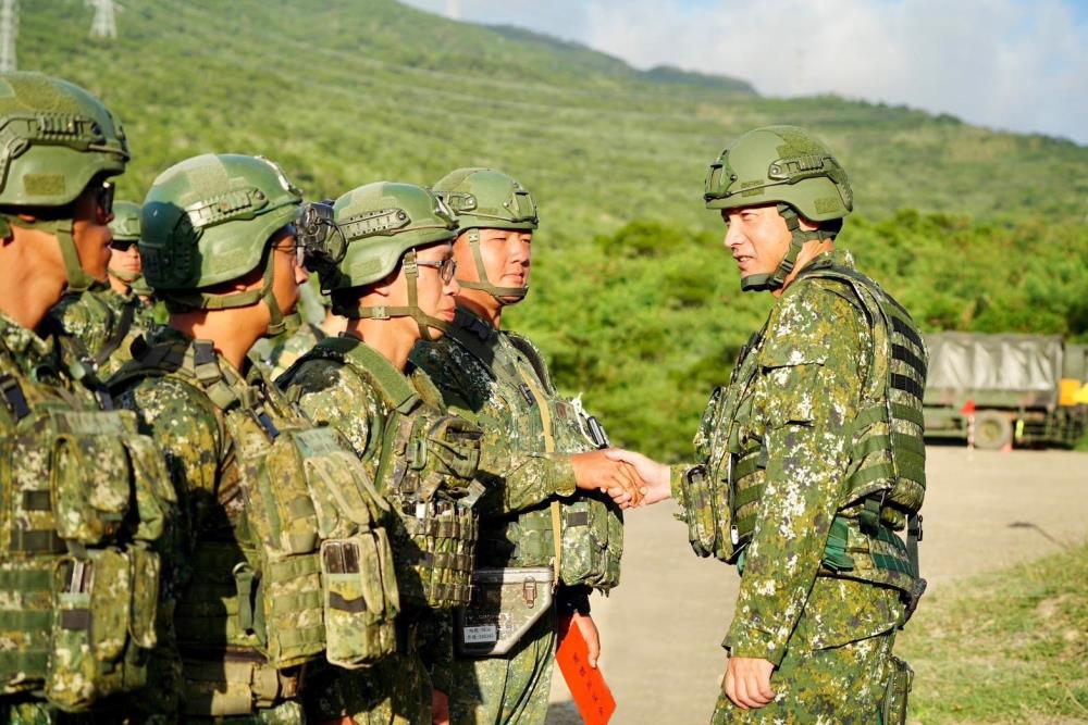 旅長許少將慰勉官兵辛勞。（陸軍機步第269旅提供）