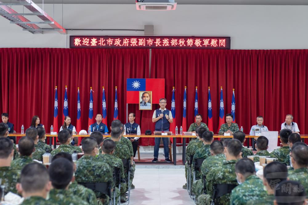 張溫德副市長代表蔣萬安市長,率領市府團隊前往宜蘭地區慰問役男。(軍聞社記者薛皓文攝) 張溫德副市長代表蔣萬安市長,率領市府團隊前往宜蘭地區慰問役男。(軍聞社記者薛皓文攝)