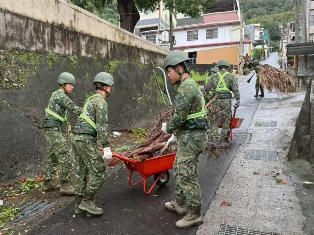 第四作戰區協助茂林區公所恢復道路、公共區域及環境等正常機能。（第八軍團提供）