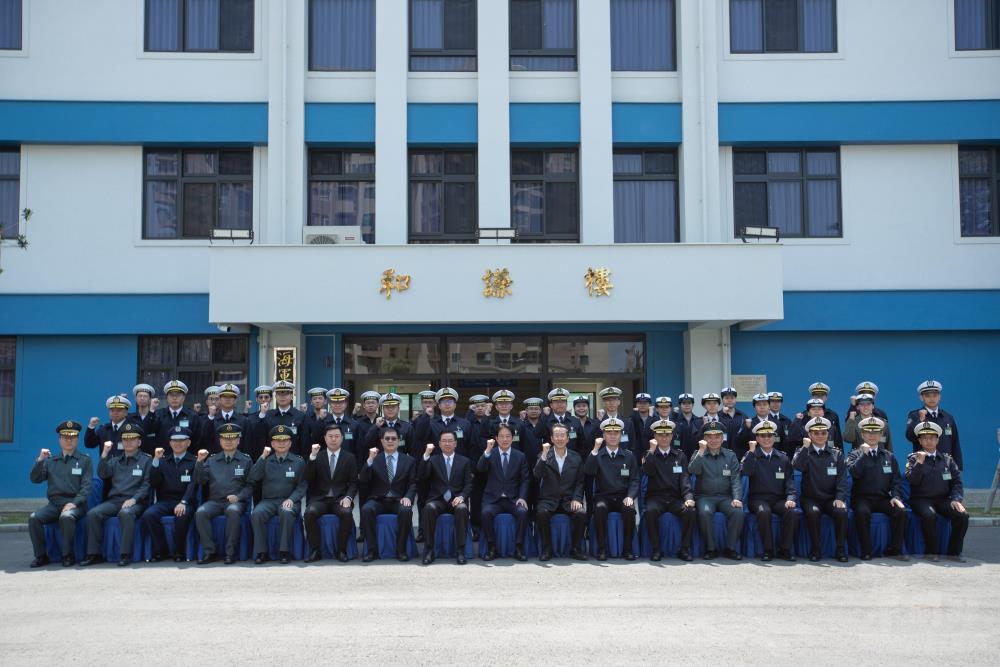 賴總統視導海軍大氣海洋局，並與官兵合影。（軍聞社記者陳彥樺攝）